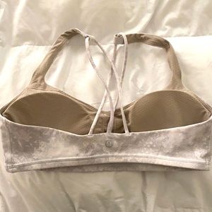 Lululemon Feel Free to Be Bra (size 8) Medium, B Cup size